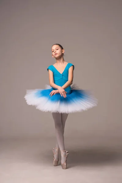 芭蕾演员穿着芭蕾裙和尖尖的鞋子 那个孩子芭蕾舞演员在跳舞 女孩孤立无援 — 图库照片