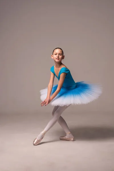 Balerína Baletní Sukýnce Špičatých Botách Dětská Baletka Tancuje Dívka Izolaci — Stock fotografie