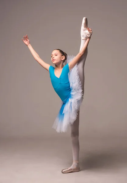 Balerína Baletní Sukýnce Špičatých Botách Dětská Baletka Tancuje Dívka Izolaci — Stock fotografie