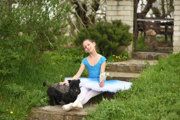 年轻的芭蕾舞演员女孩并引用小狗的话 — 图库照片