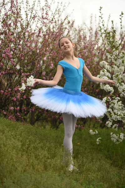 Jovem Bailarina Menina Perto Árvores Florescendo Primavera — Fotografia de Stock