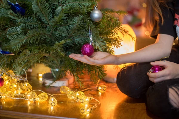 Meisje Versieren Kerstboom — Stockfoto