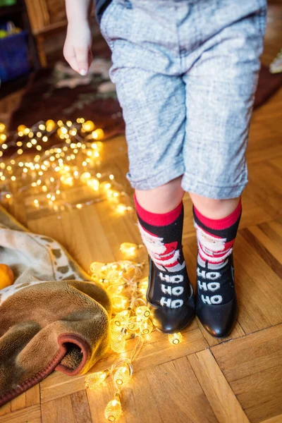 Gambe Ragazzo Ghirlanda Sul Pavimento Natale Celebrazione Della Famiglia — Foto Stock