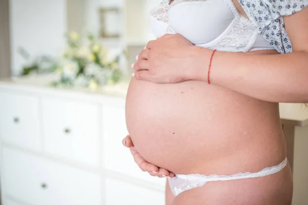 Nahaufnahme Einer Frau Die Ihren Bauch Hält Schwangerschaftsbauch — Stockfoto