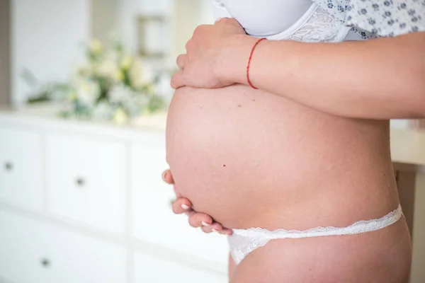 Nahaufnahme Einer Frau Die Ihren Bauch Hält Schwangerschaftsbauch — Stockfoto