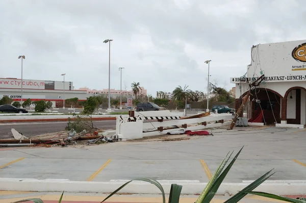 Roto por poste de madera eléctrico huracán — Foto de Stock