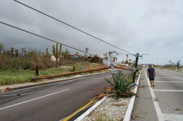 Elektrischer Holzpfosten durch Hurrikan beschädigt — Stockfoto