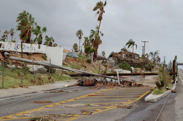 Bryts av hurricane electric trä inlägg — Stockfoto