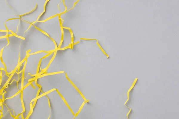 Fond gris abstrait avec des bandes de papier ondulé jaune vif. — Photo