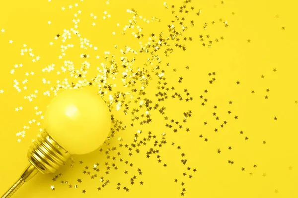 Une lampe décorative jaune sur fond gris. Images De Stock Libres De Droits