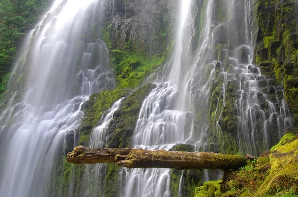 Perspective latérale de cascade géante Photo De Stock