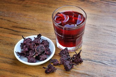 Ahşap arka planda Roselle suyu, bitkisel organik çay