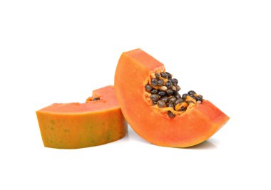 Dilimlenmiş papaya beyaz arka planda izole
