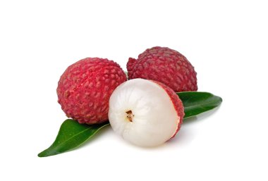 Beyaz arkaplanda yaprakları izole edilmiş Lychee