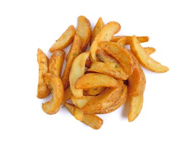 Beyaz arka planda izole edilmiş kızarmış patates parçaları.
