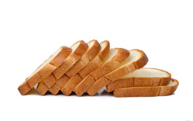 Beyaz arkaplanda izole edilmiş dilimlenmiş ekmek