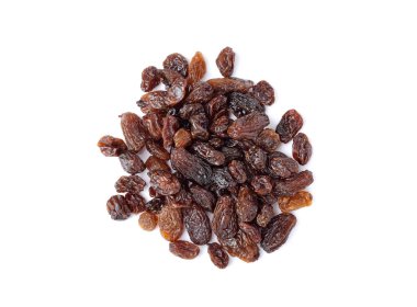 Beyaz arka planda kuru üzümler