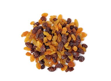 Kurutulmuş kuru üzümler beyaz arka planda izole edilmiş