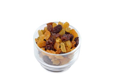 Beyaz arka planda cam içinde kurumuş kuru üzümler.