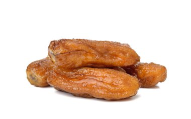 Beyaz zemin üzerinde kurumuş muzlar (bal pişirilmiş muzlar)