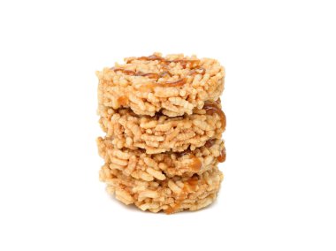 Bir yığın pirinç krakeri, Tayland tatlısı, beyaz arka planda izole edilmiş.