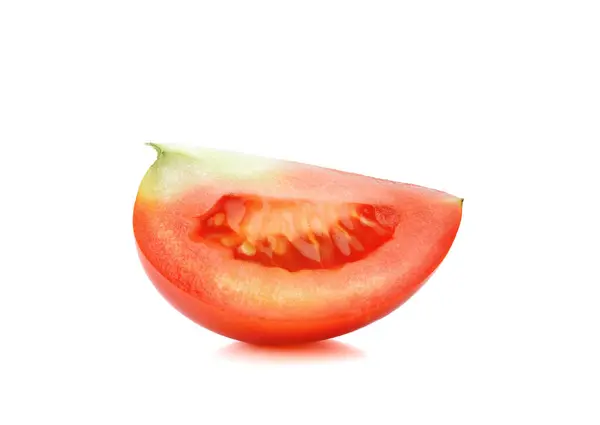 Beyaz arkaplanda izole edilmiş domates dilimi