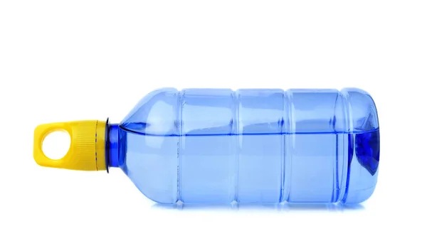Beyaz arka planda izole edilmiş su için plastik şişe