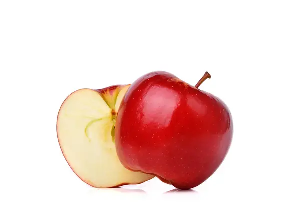 Beyaz arkaplanda kırmızı elma izole edilmiş.