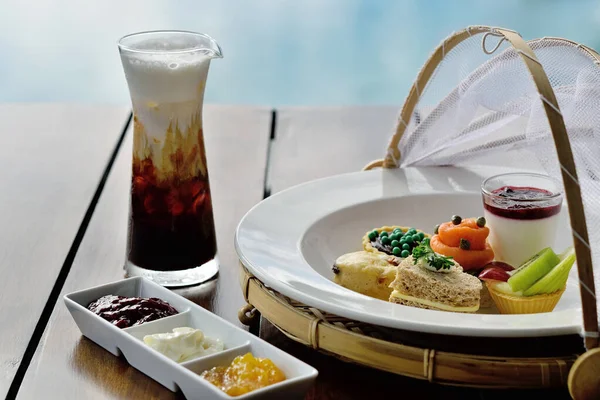 Yüzme havuzunda geleneksel ikindi çayı.