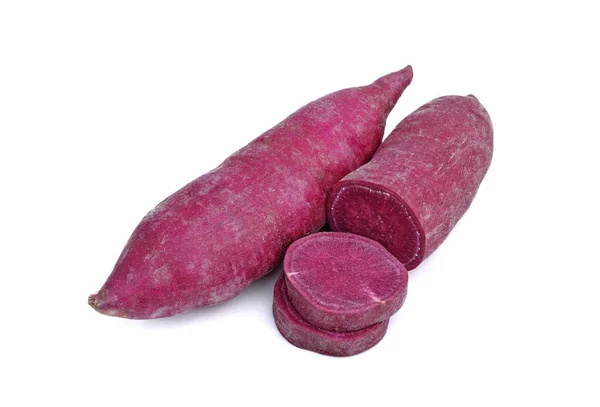 beyaz arkaplanda izole edilmiş mor tatlı patates