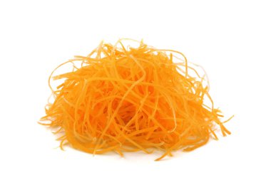 Beyaz arkaplanda rendelenmiş havuç