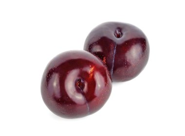 Beyaz zemin üzerinde izole edilmiş taze kırmızı kiraz eriği meyvesi.