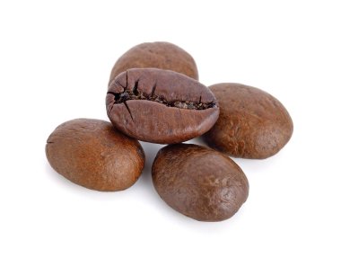 Kızarmış kahve çekirdekleri beyaz arka planda izole edilmiş.