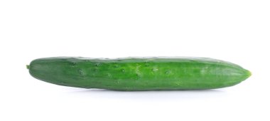 salatalık beyaz arkaplanda izole edildi