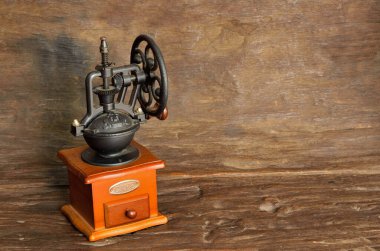 Kahve Öğütücü Kılavuzu ahşap masaya kondu