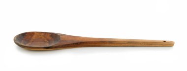 Tahta kaşık beyaz arkaplanda izole edildi.