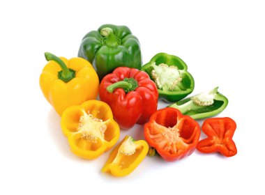 Renkli yeşil, kırmızı ve sarı dolma biber ya da beyaz arkaplanda izole edilmiş kapsiyum