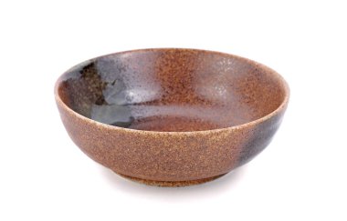 Beyaz arkaplanda seramik kase