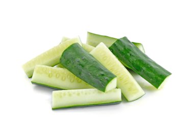 Beyaz arka planda izole edilmiş taze Japon salatalığı.