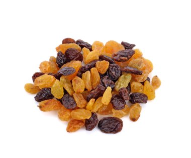 Beyaz arka planda kuru üzümler