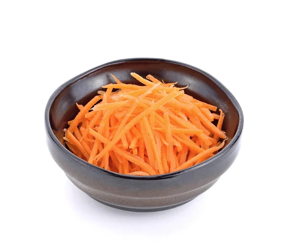 Beyaz arka planda kasede taze doğranmış havuç.