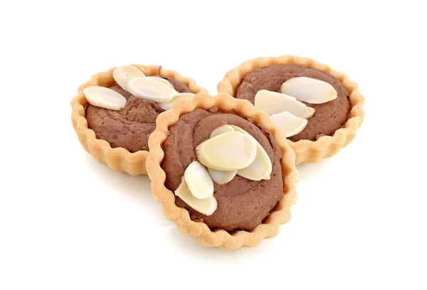 Beyaz arka planda bademli çikolatalı turta.