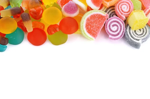 Şekerli meyve jölesi beyaz arkaplanda kopya alanı ile izole edilmiş