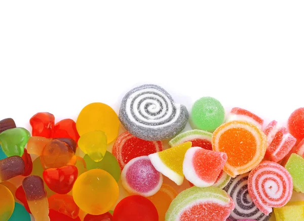 Şekerli meyve jölesi beyaz arkaplanda kopya alanı ile izole edilmiş