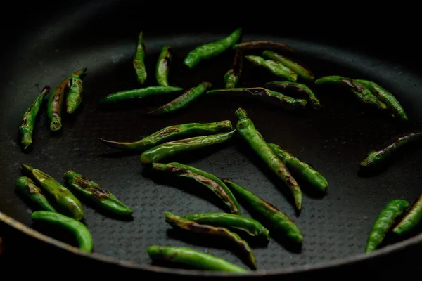 Tavada ızgara yeşil biber.