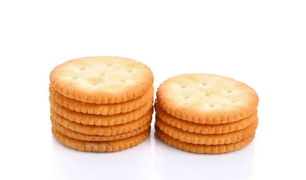 Beyaz arkaplanda bisküvi veya kraker