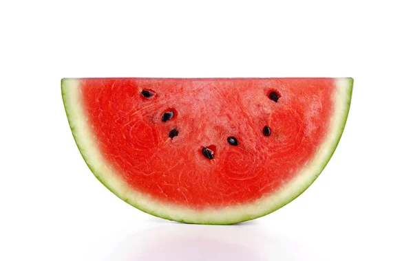 Beyaz arka planda izole edilmiş karpuz dilimleri.