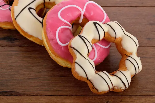 Ahşap arka planda çörekler