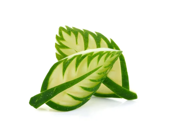 Beyaz arkaplanda yaprak biçimine oyulmuş salatalık
