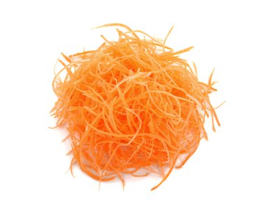 Beyaz arka planda izole edilmiş taze havuçlar.